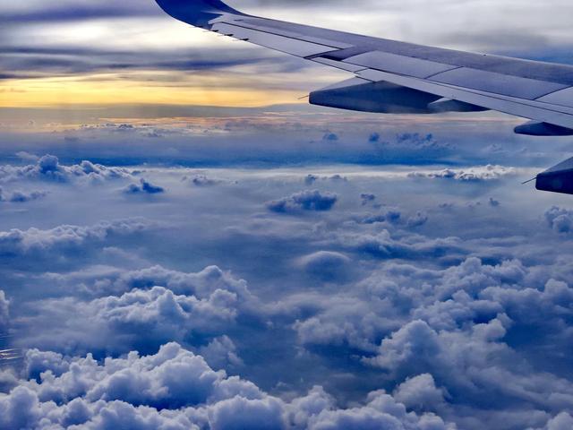 从飞机窗外高空俯瞰深圳和珠海，真的太漂亮了！