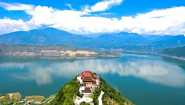 汉源大树：当年红军战斗过的地方，如今有一座红军广场