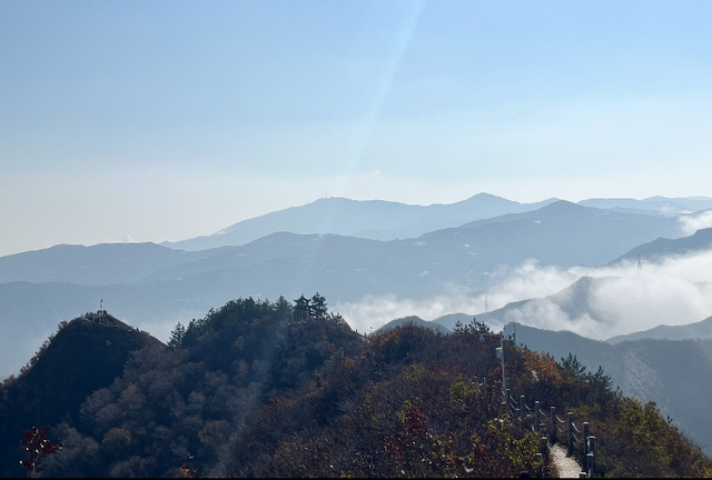 云漫关山秋正好 彩林深处藏斑斓