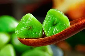 泡腊八蒜时，直接加醋就错了！牢记“3要3不要”，保证蒜1天变绿图片