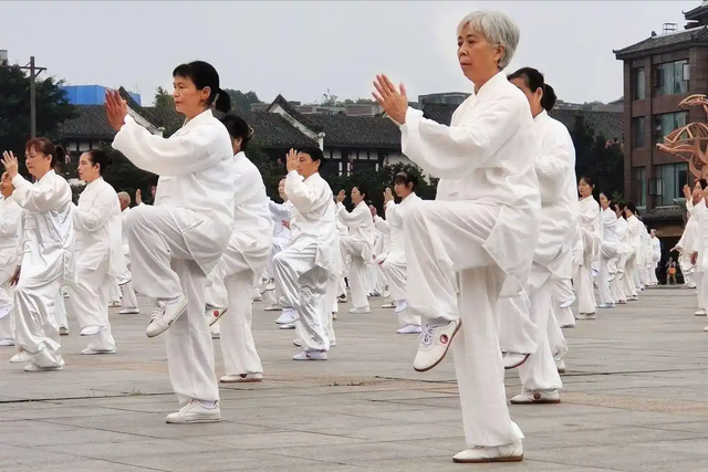 医生建议：70岁以上的老人，宁可天天玩手机，也不要随便做这4事