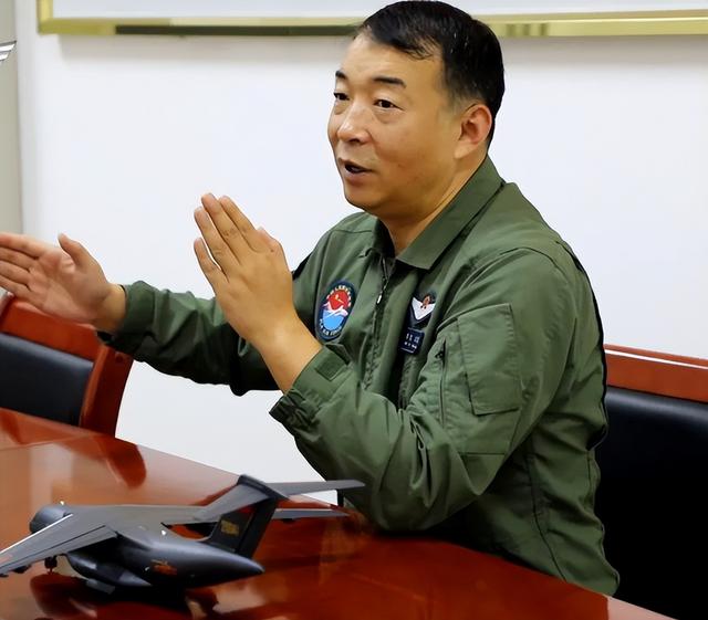 阅兵女机长找到了！央视点名，私生活被扒牺牲太大，丈夫更厉害