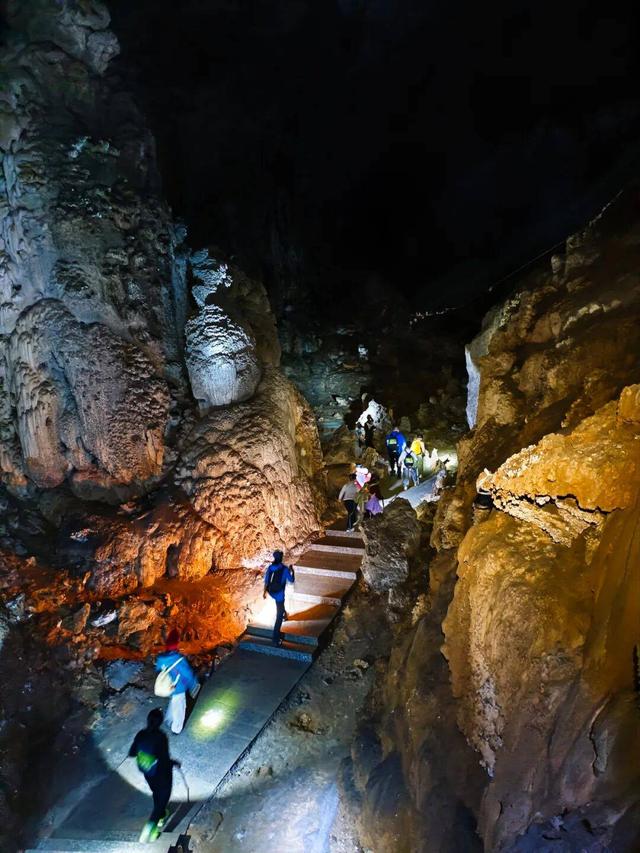 “迎文化旅游大会·赴天坑之约”徒步广西（百色乐业站）活动圆满收官