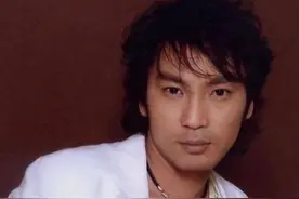 他凭一首歌红遍全国，却被舞伴砍伤缝130针，毁容后沦落去卖马桶图片