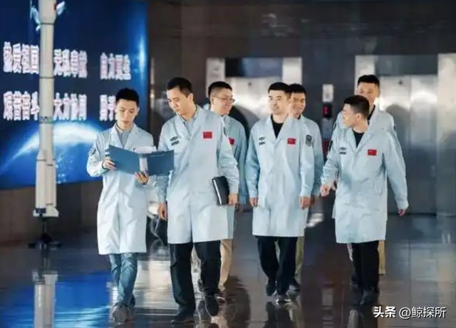 神舟二十号乘组返回！三名宇航员被抬出返回舱，难道是生病了？