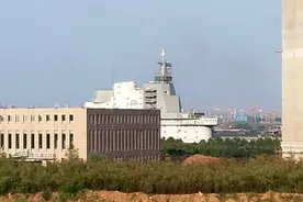 004“水泥航母”亮相？排水量10万余吨，比美国福特级大一圈图片