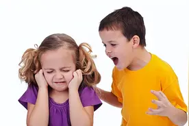 孩子动手打人了，第一步不是说教，聪明妈妈这样做图片