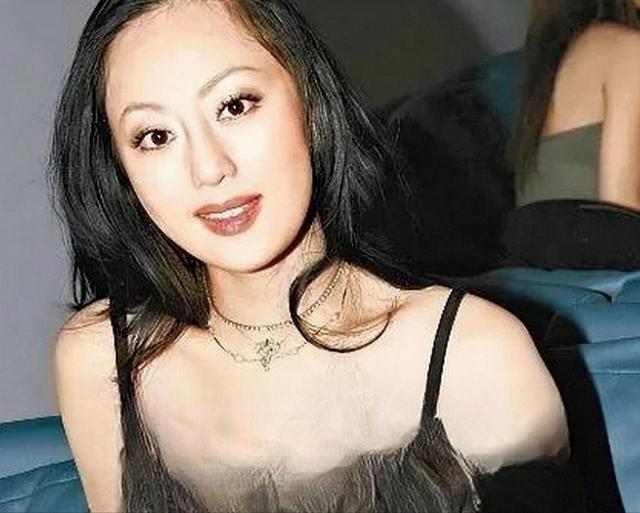 45岁还拍三级片，耗尽两任亿万家产	，62岁直言后悔嫁给钟镇涛