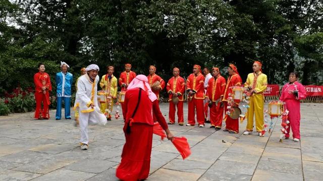 乡游黔中 · 凤冈县 进化镇丨银杏鎏金映古寨,高腔茶灯醉秋韵