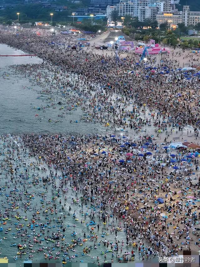 盐田区的大小梅沙海滨浴场，向来是市民们消暑降温的好去处。