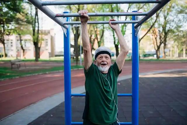 48 岁男子练引体向上 ，复查骨密度提升，这4个动作中老年人也能做