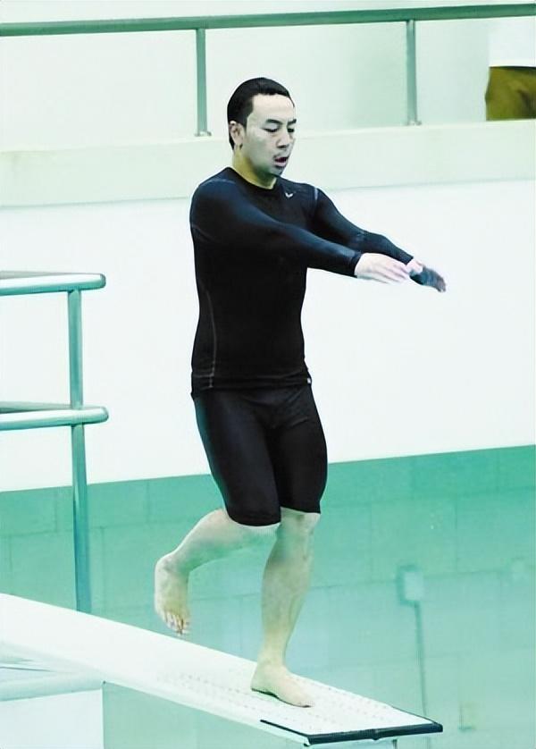 身家亿万亲爹吸血多年，现37岁无人问津的释小龙，到底做错了啥