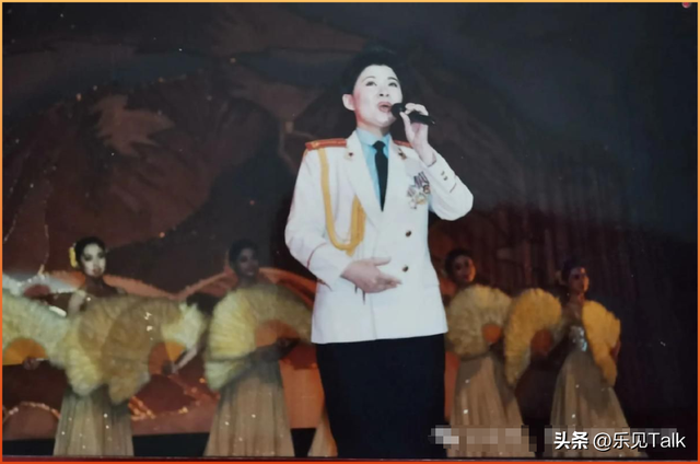 62岁毛阿敏和63岁董文华罕见同框！一个豪门守寡，一个风韵犹存