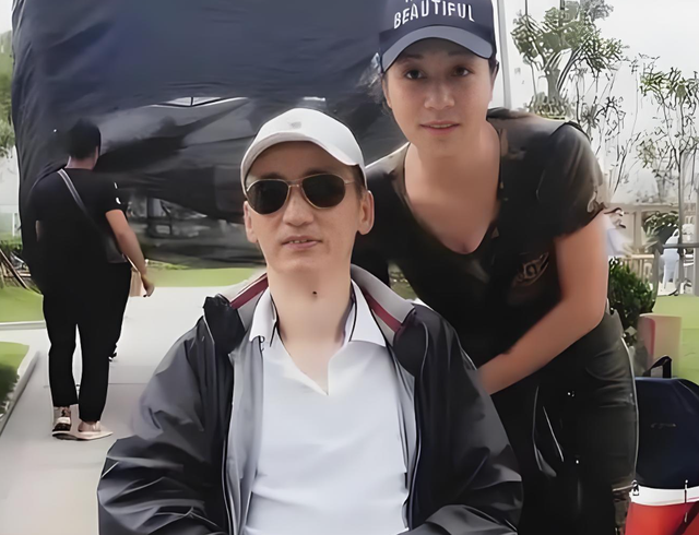 她是国家一级女演员，多次给丈夫戴绿帽，重病丈夫坐轮椅也不离婚