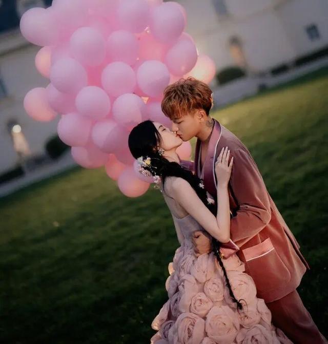 黄子韬徐艺洋晒婚纱照，回应“黄牛卖婚礼名额”：没有任何可售卖的票务，只是简单的亲友聚会