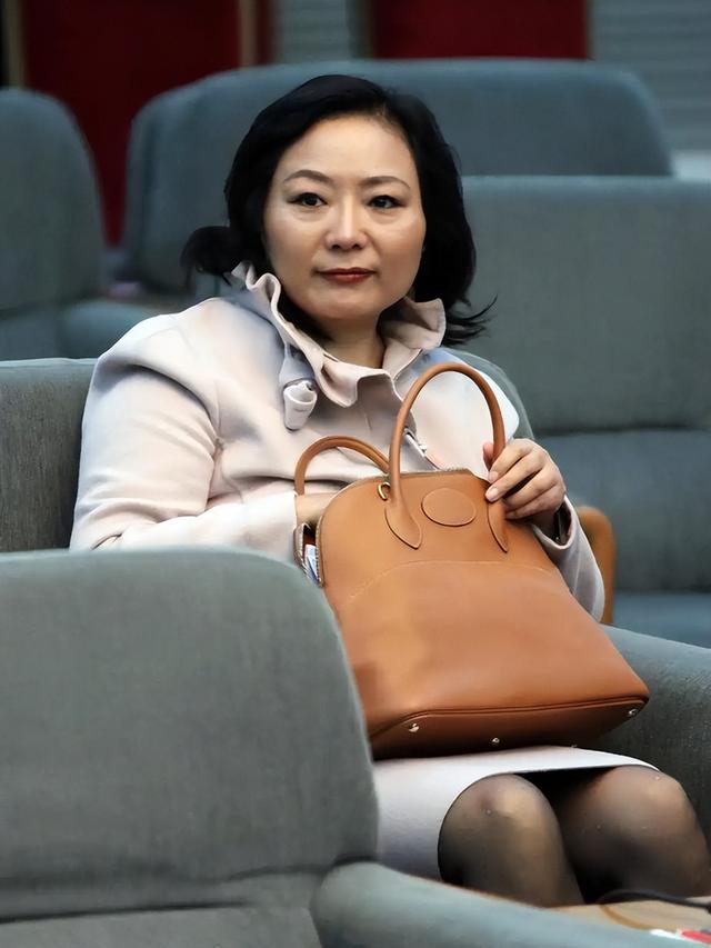 手握11万亩地皮，银行存七百多亿，她才是我国隐形“地产女首富”