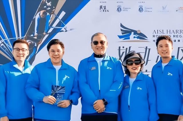 全网恭喜！45岁霍启刚又升职了，级别很高，妻子郭晶晶立了大功