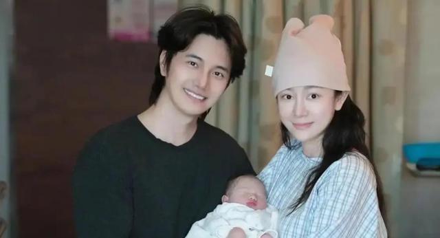 张檬哺乳期海边度假不穿内衣，胸部下垂明显，背后原因让人共情