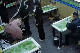 吃个馄饨，只因多加调料就被店主打骂？后续来了→图片