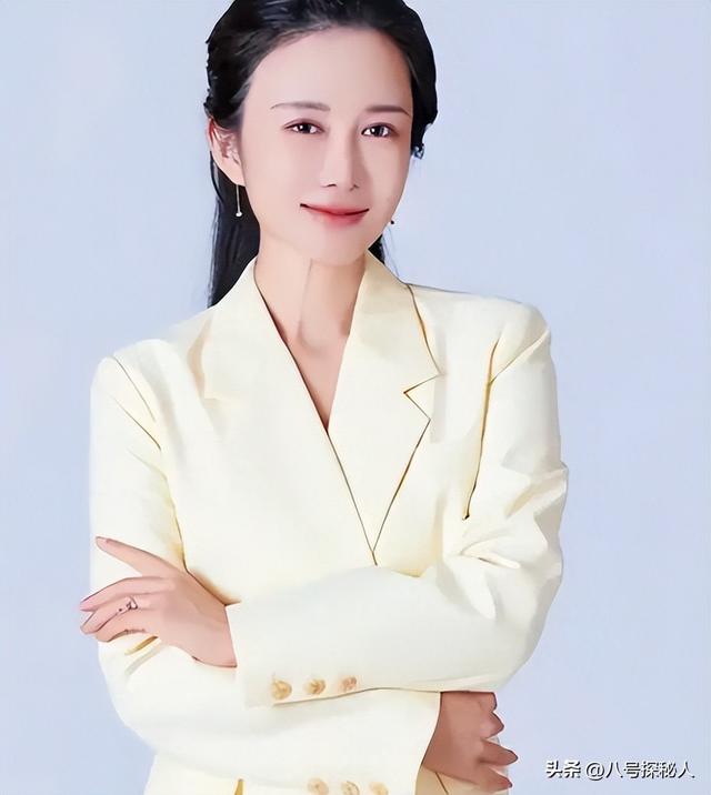 74岁张纪中“服老”了，剃胡须染黑发年轻20岁，和杜星霖更般配