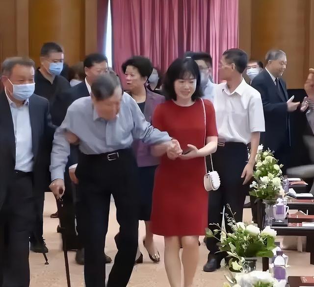 杨振宁去世仅3天，令人担忧的事发生了，原来翁帆一个字都没说错