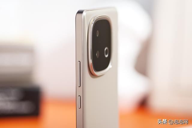 7620mAh超大电池也有超薄设计 vivo Y300 GT外观图赏
