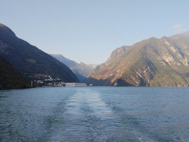 鄂渝行第四天（上）：小红船换小白船，从巫山到巴东