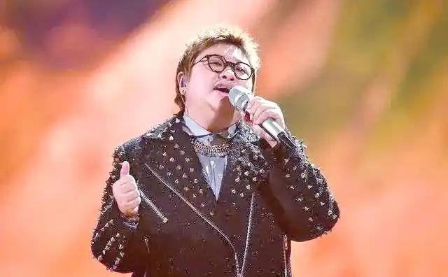 贪污上亿、假慈善？被实名举报的韩红，如今连坐椅子都成了“错”