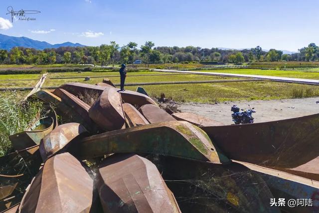 洱海边惊现一堆破船，锈迹斑斑却野趣盎然，已经被我轻松登顶拿捏