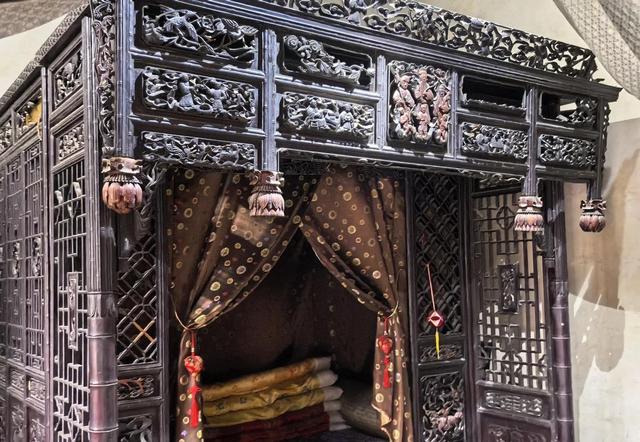 见识了中原“活财神”的生活，据说一张床要顶北京几套房，真豪横