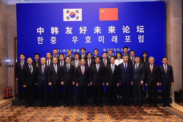韩国特使团抵达北京，下飞机的第一句话不简单，中方回应很干脆