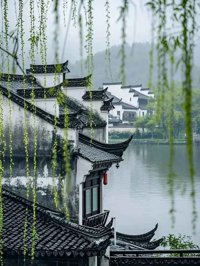 “总要去一趟江南吧，适合江南旅行的诗意文案”