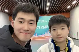 青海高颜值队员因和孙颖莎合照走红，莎莎新造型遭全网热议。图片