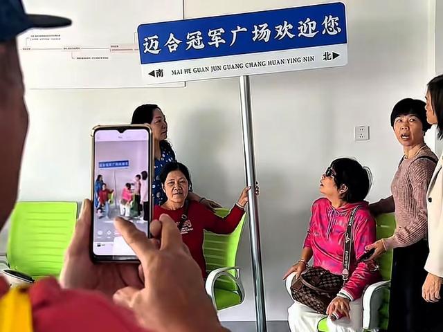 全红婵爸爸真风光，店门口立“冠军广场”标牌，成游客第一打卡区