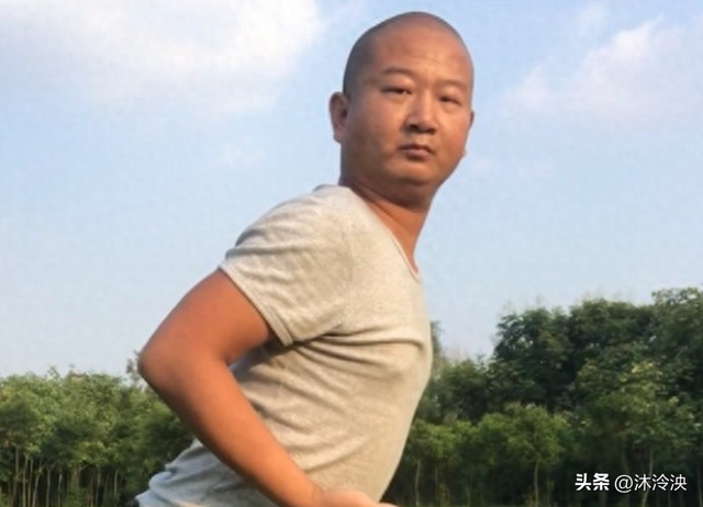 装疯卖傻，不学无术的跳梁小丑，转眼却成人上人，是谁捧红了他们