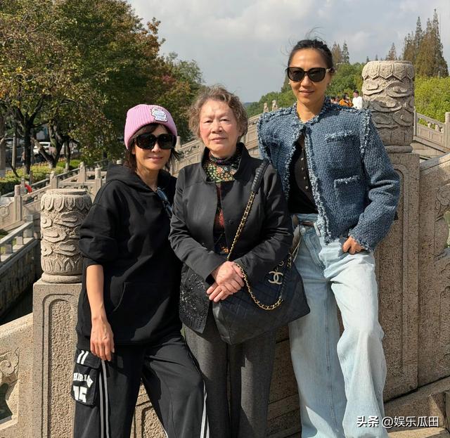 刘嘉玲回苏州与50年同学聚会 刘嘉玲保养超好 看着比别同学年轻好多