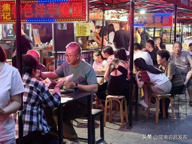 避暑胜地·康养宕昌｜夜逛宕昌：从舌尖到脚尖，游客乐不停