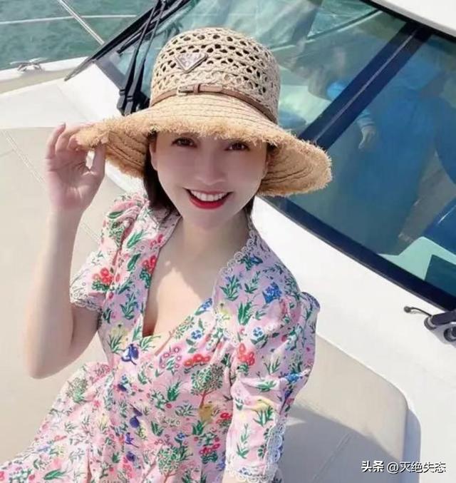 落毛凤凰不如鸡？42岁著名歌手江苏走穴	，宾客只顾吃席没人搭理