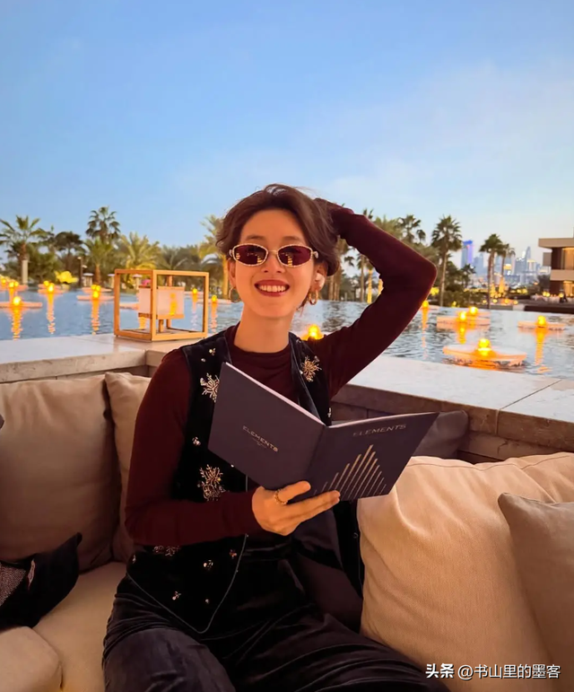 章泽天陪刘强东迪拜过圣诞，疑住3万一晚酒店，打扮精致却穿脏鞋