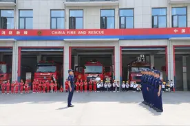 湖北咸宁：致敬“火焰蓝” “萌娃”走进消防站图片