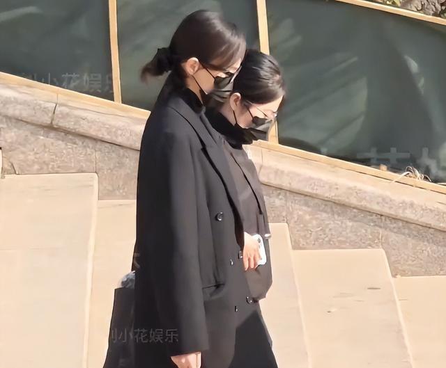 唐嫣现身罗晋父亲葬礼，作为儿媳送公公骨灰上车	，罗晋在前捧遗像