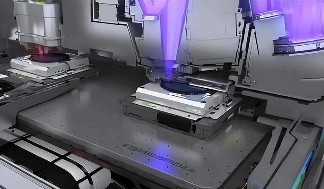 压力山大！过度封锁不可取，美媒：EUV光刻机变得不那么重要了