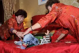 结婚压床的人有什么讲究吗？只选男童，不选女童，5-7岁最佳图片