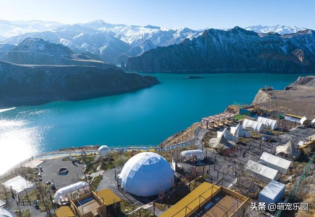 雪花飘洒后玛纳斯湖变魔镜，山峰被温柔抚平，我分不清现实与倒影