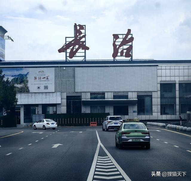 山西长治在三省交界处，这里坐飞机火车方便，潞城甩饼配卤肉好吃