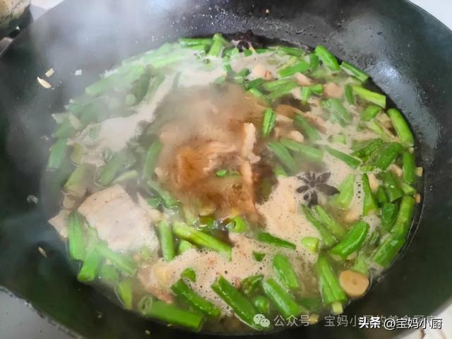 把面条往豆角里一放，15分钟就是快手饭，简单省事味道香