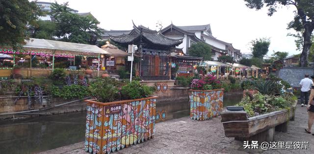 丽江古城大水车及周边景色