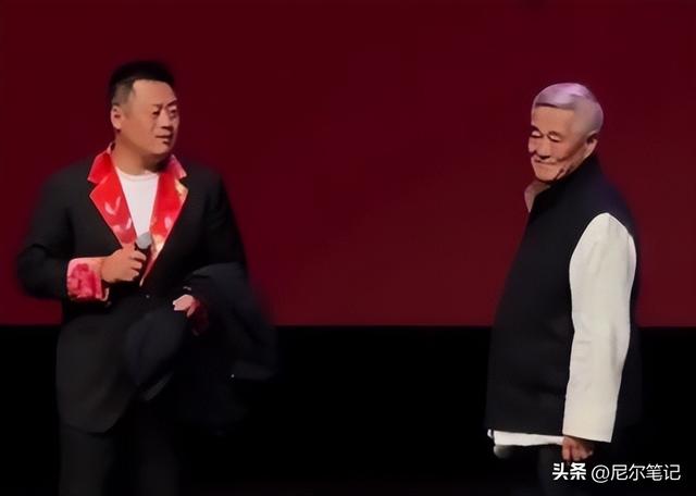 赵本山儿子请客吃砂锅，在暖棚里凑桌显寒酸，宋晓峰喝到鼻脸通红