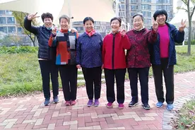 到处都是老太太，为什么老头少之又少？老头去哪里了？图片