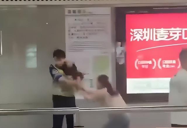 地铁女子打人被拘后续！女子面容曝光，警方回应，知情人透露原因